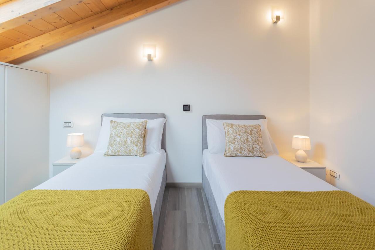 Dream Lake Apartments Lake View - Private Beach By Rent All Como Lezzeno Bagian luar foto