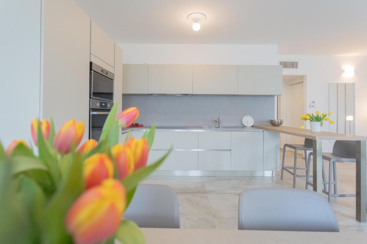 Dream Lake Apartments Lake View - Private Beach By Rent All Como Lezzeno Bagian luar foto