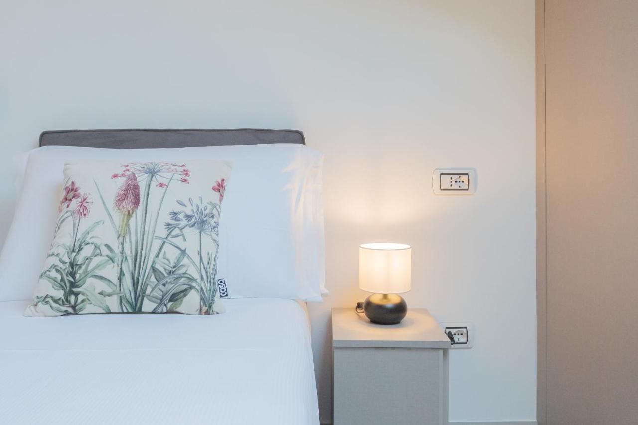 Dream Lake Apartments Lake View - Private Beach By Rent All Como Lezzeno Bagian luar foto