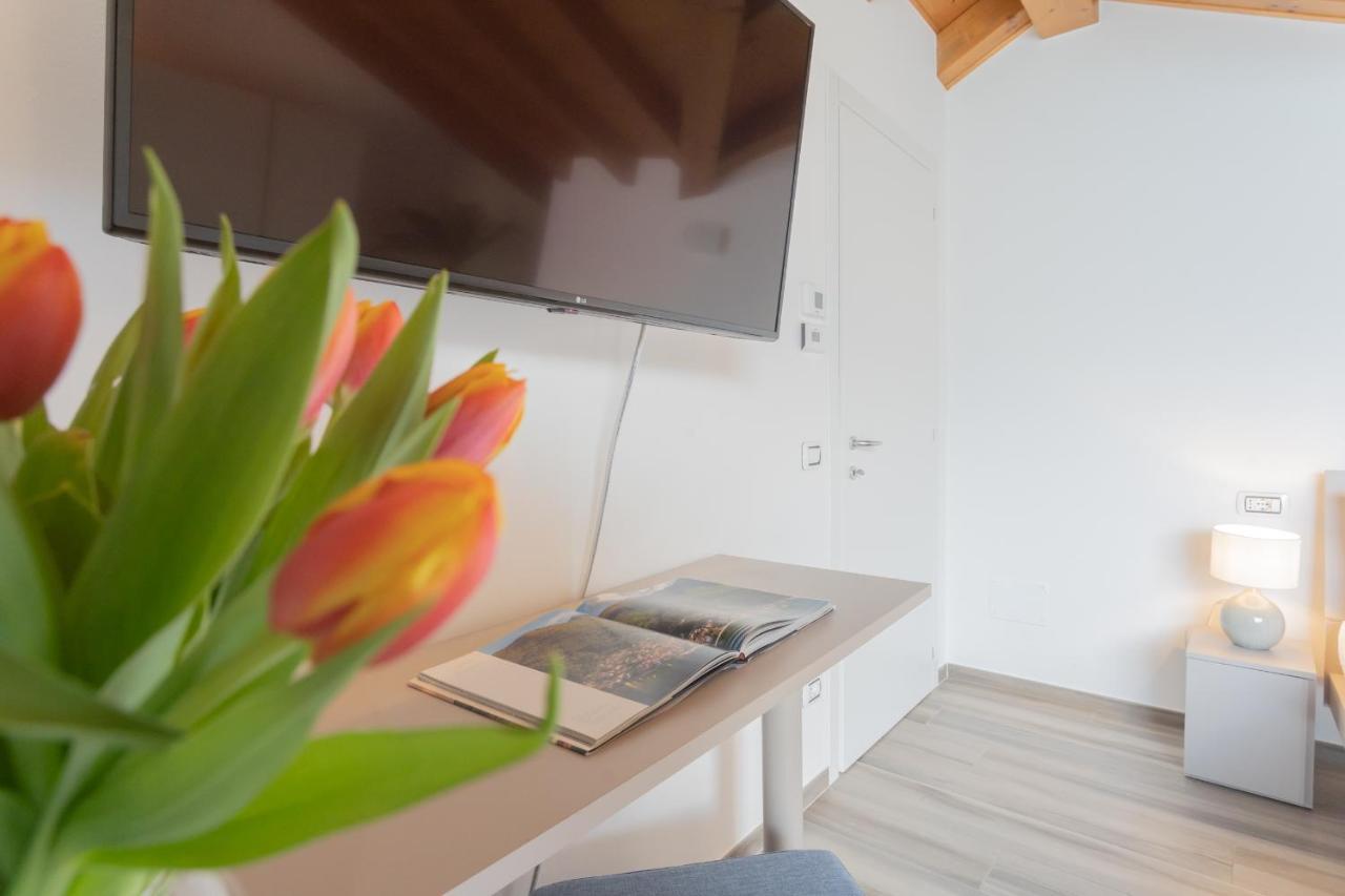 Dream Lake Apartments Lake View - Private Beach By Rent All Como Lezzeno Bagian luar foto